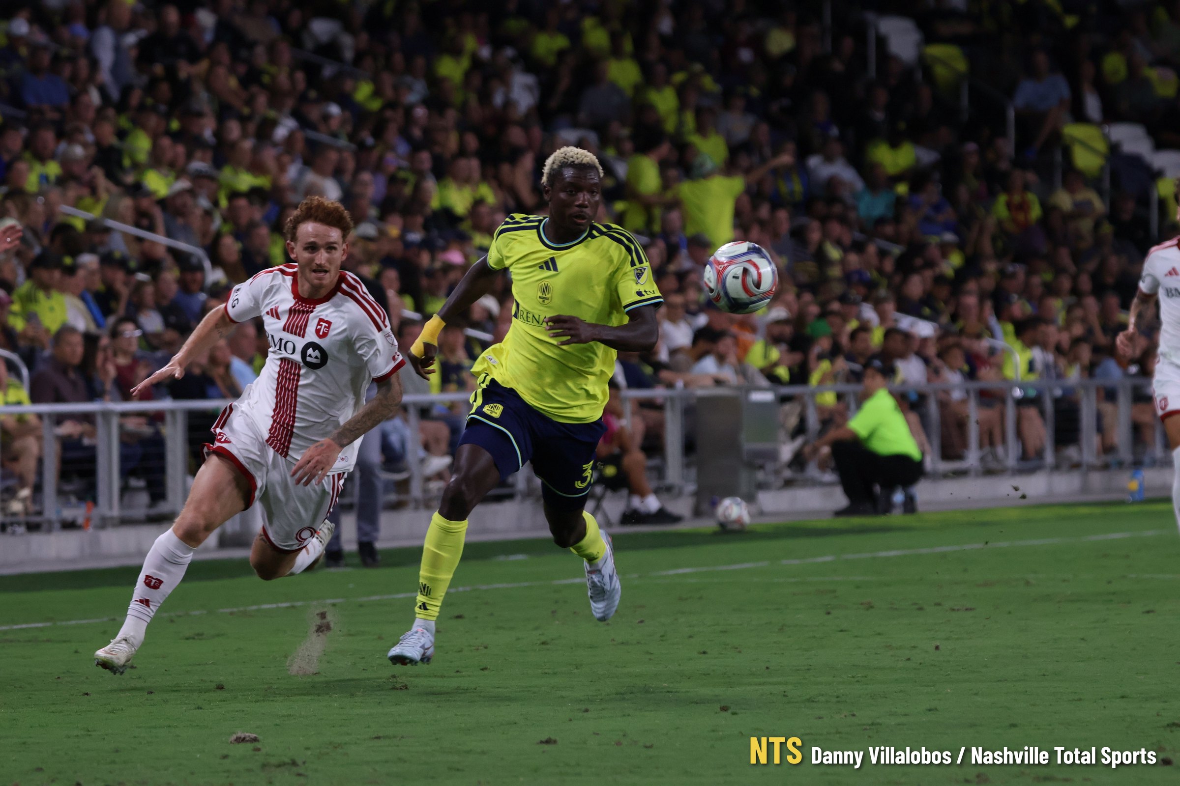 Maxwell Woledzi le gana la carrera a Josh Sargent · Danny Villalobos / NTS