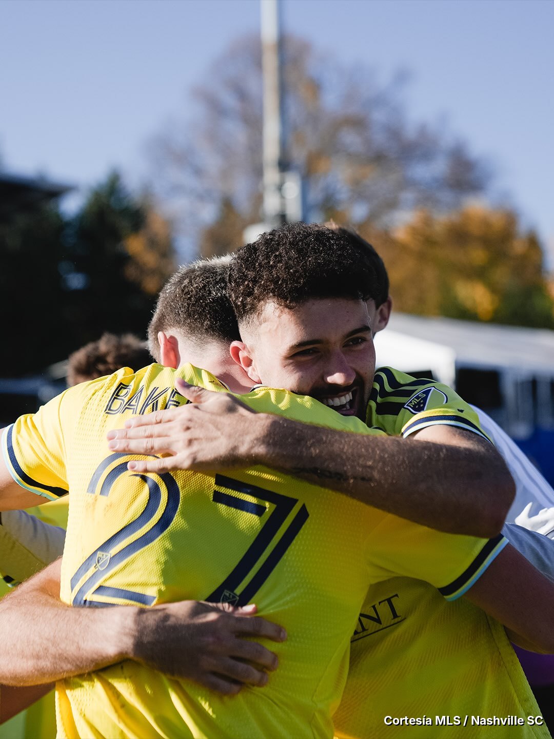 Patrick Yazbek abraza a Reed Baker-Whiting. Nashville SC campeón del Supporters' Shield 2026