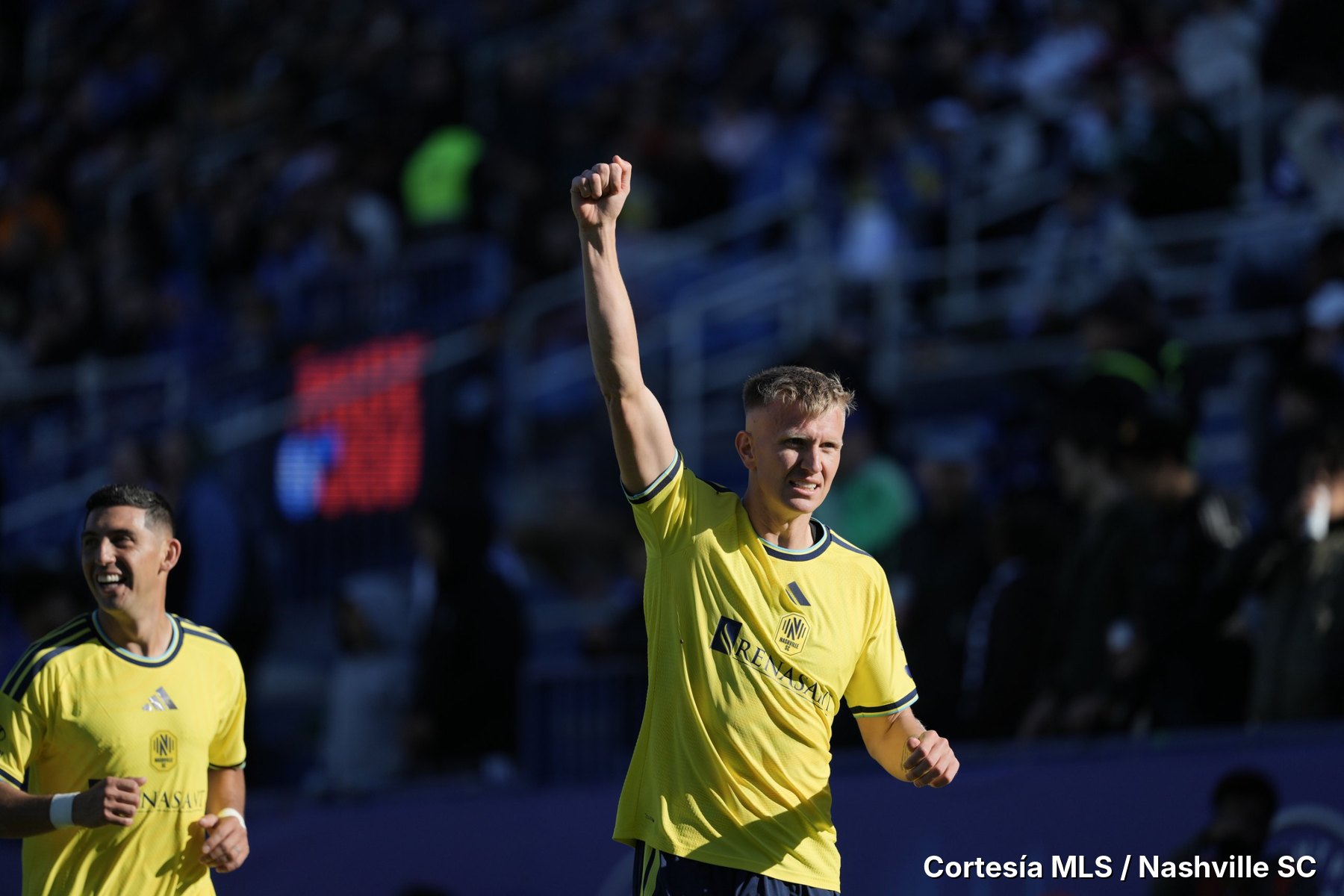 Sam Surridge levanta el puño. Nashville SC campeón del Supporters' Shield 2026