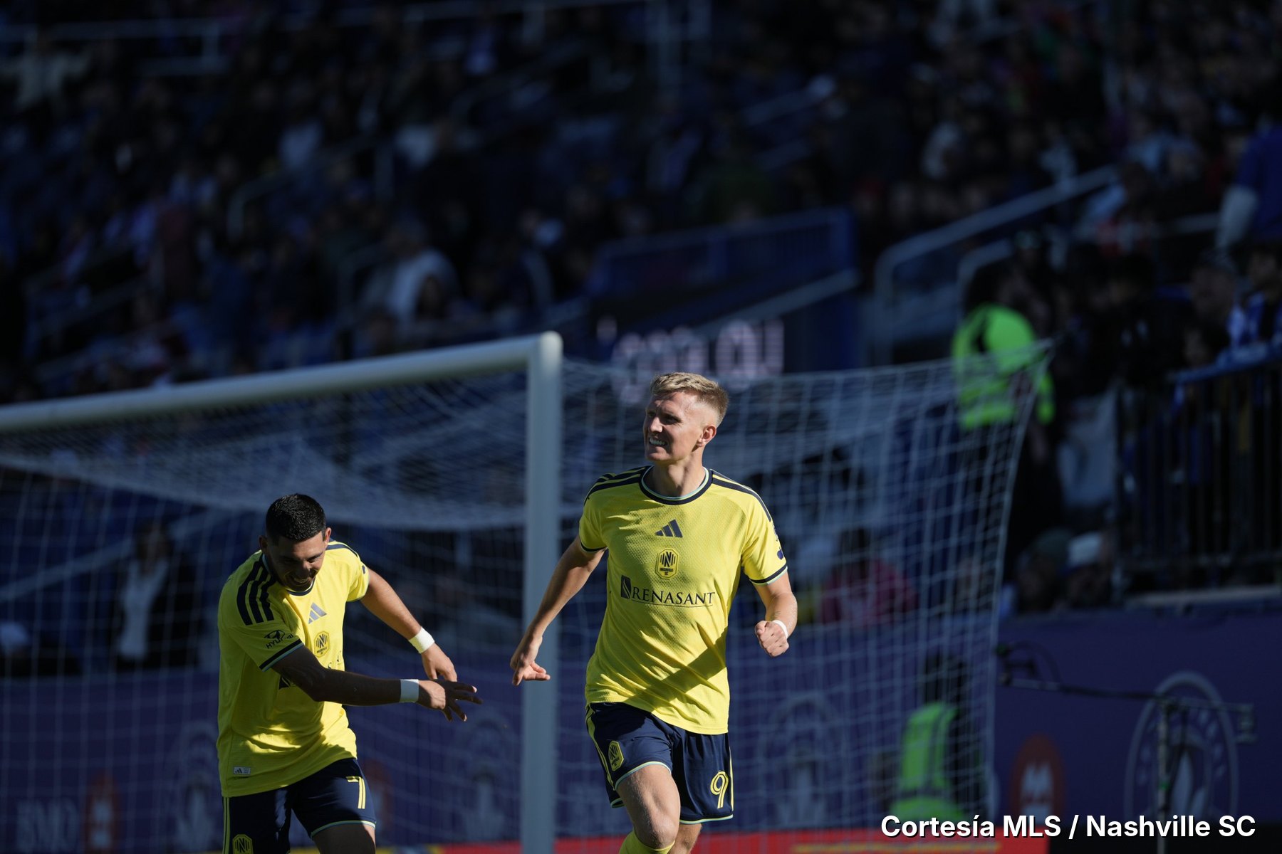 Sam Surridge celebra su gol con Cristian Espinoza