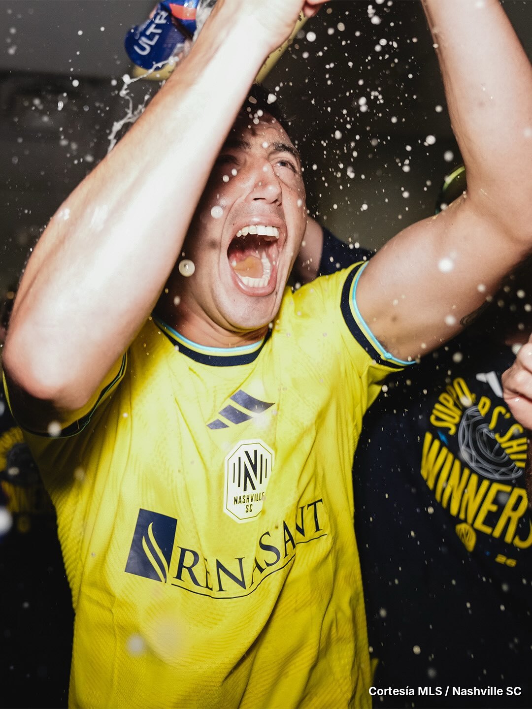 Cristian Espinoza, bajo el baño de cerveza. Nashville SC campeón del Supporters' Shield 2026