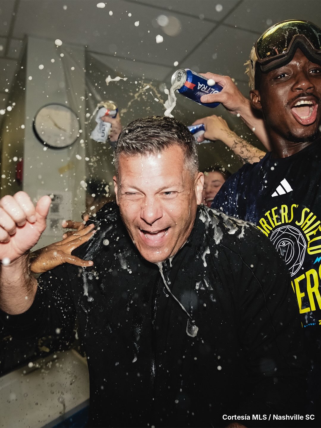 BJ Callaghan celebra el Supporters' Shield en el vestuario