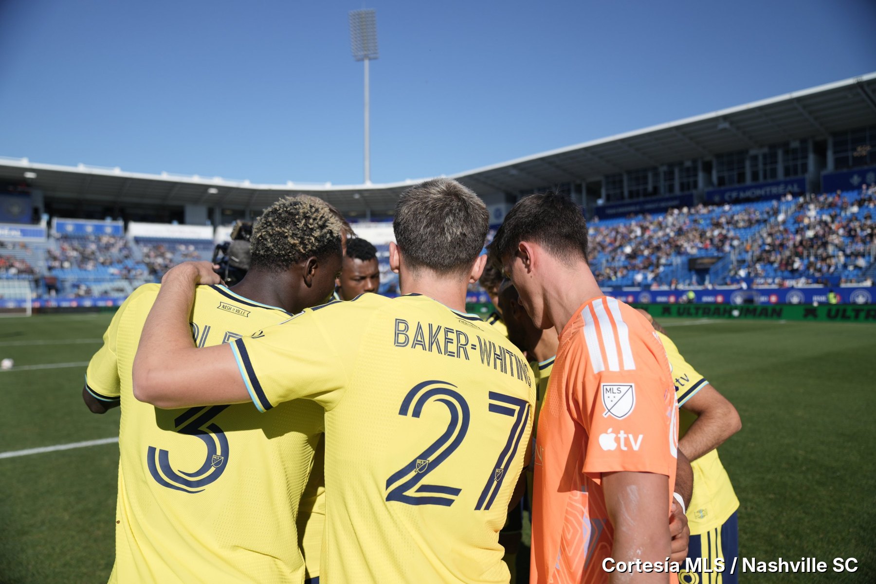 Jugadores de Nashville SC reunidos antes del partido en el Stade Saputo