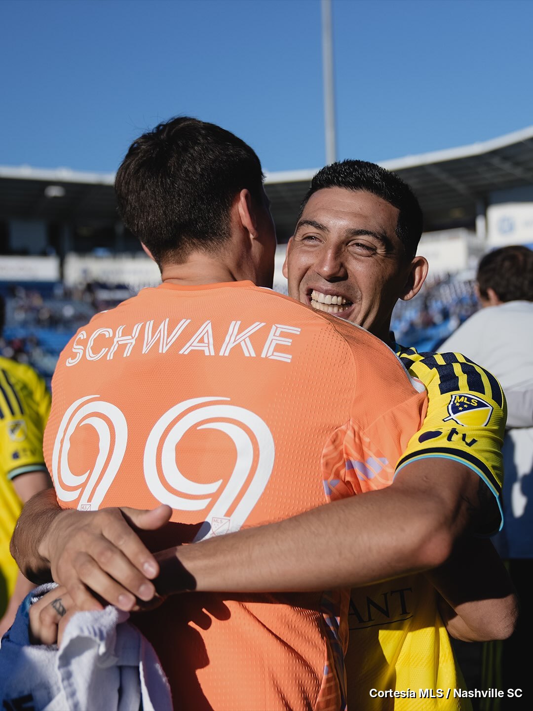 Cristian Espinoza abraza al portero Brian Schwake