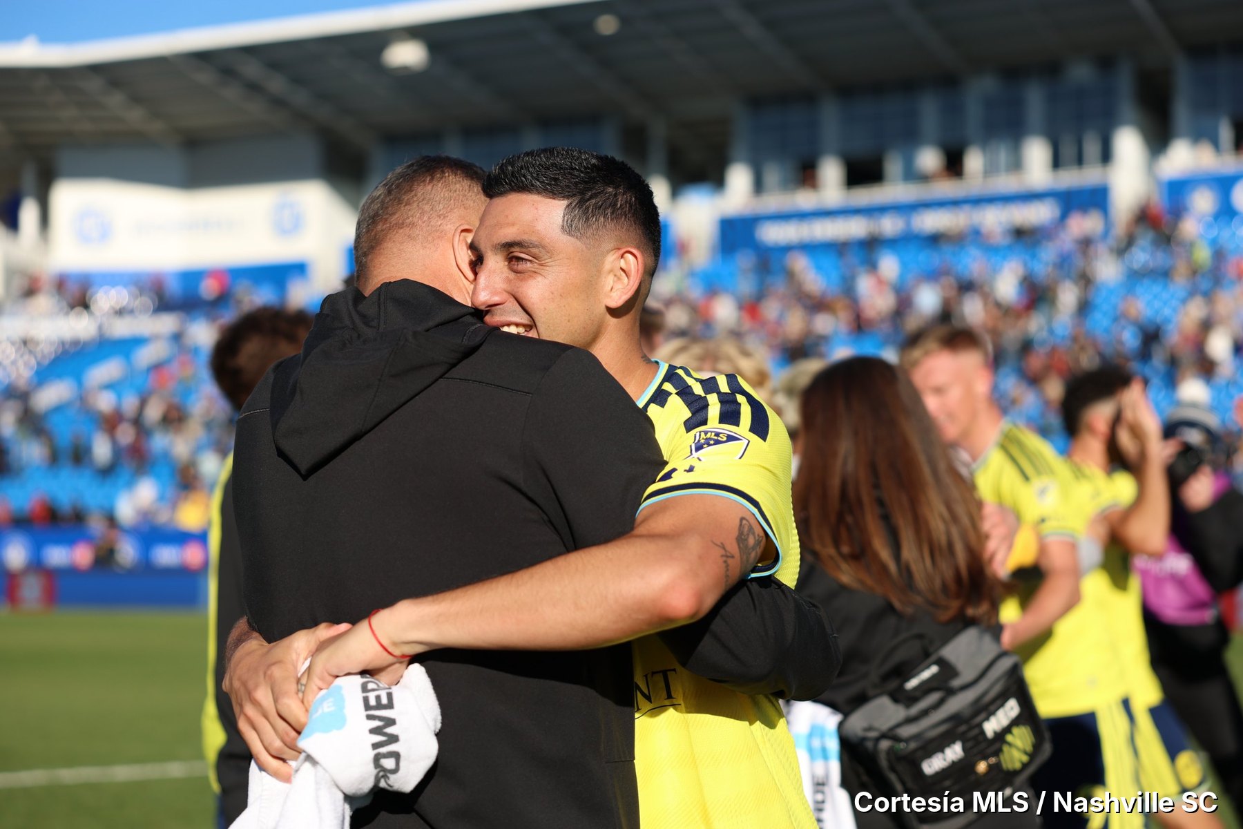 Cristian Espinoza abraza a BJ Callaghan. Nashville SC campeón del Supporters' Shield 2026