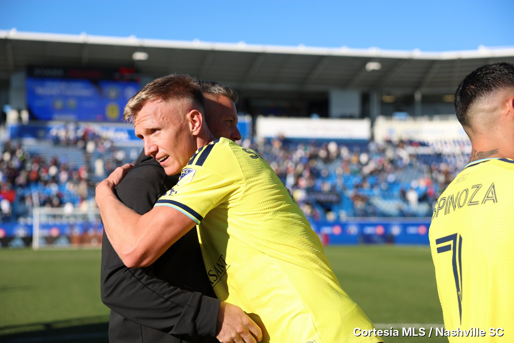 Sam Surridge abraza a BJ Callaghan. Nashville SC campeón del Supporters' Shield 2026