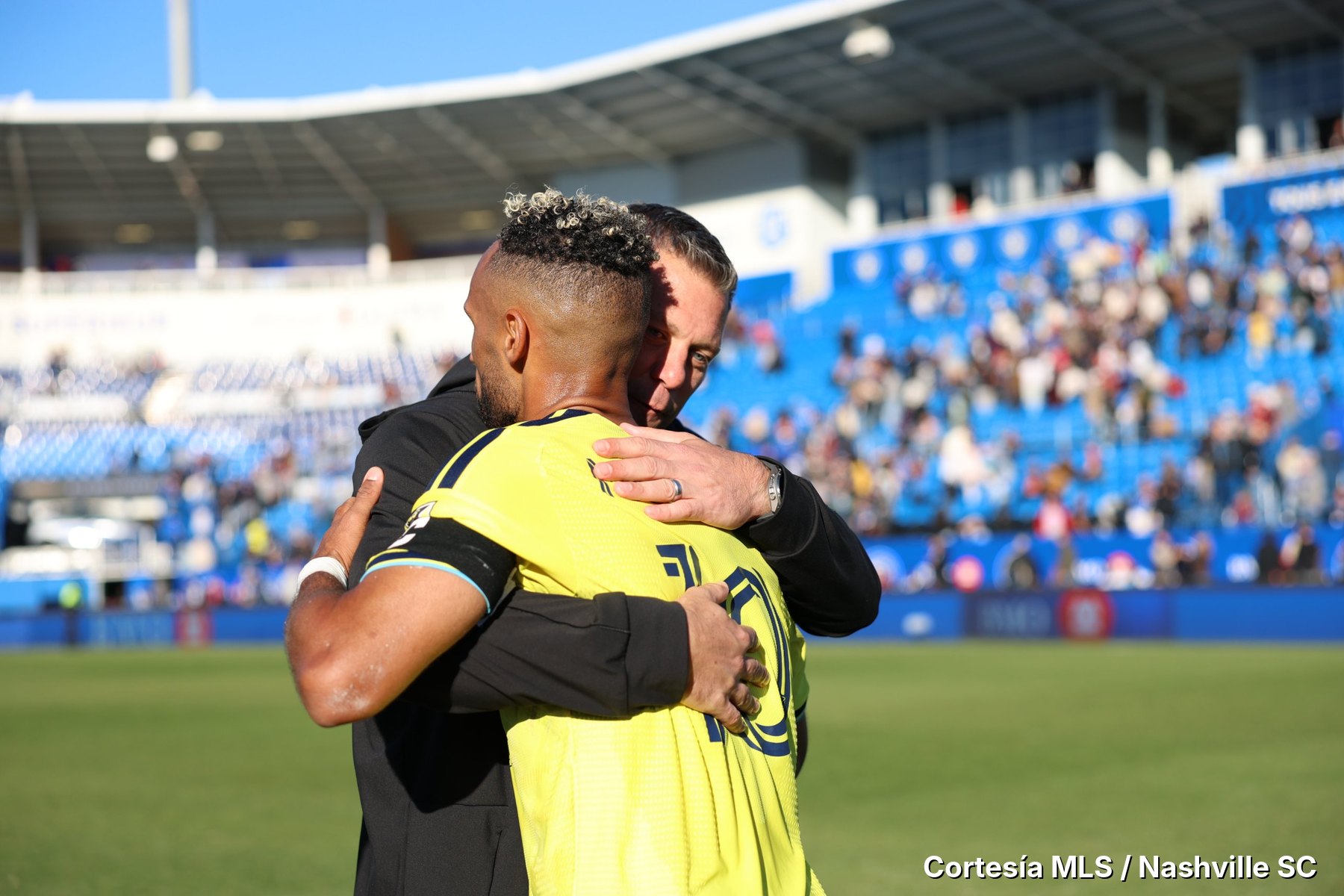 Nashville SC, campeón del Supporters' Shield: BJ Callaghan abraza a Hany Mukhtar tras el triunfo de Nashville SC en Montréal