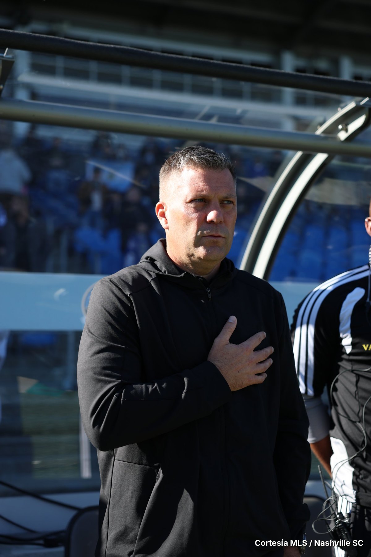 BJ Callaghan, técnico de Nashville SC, durante el himno
