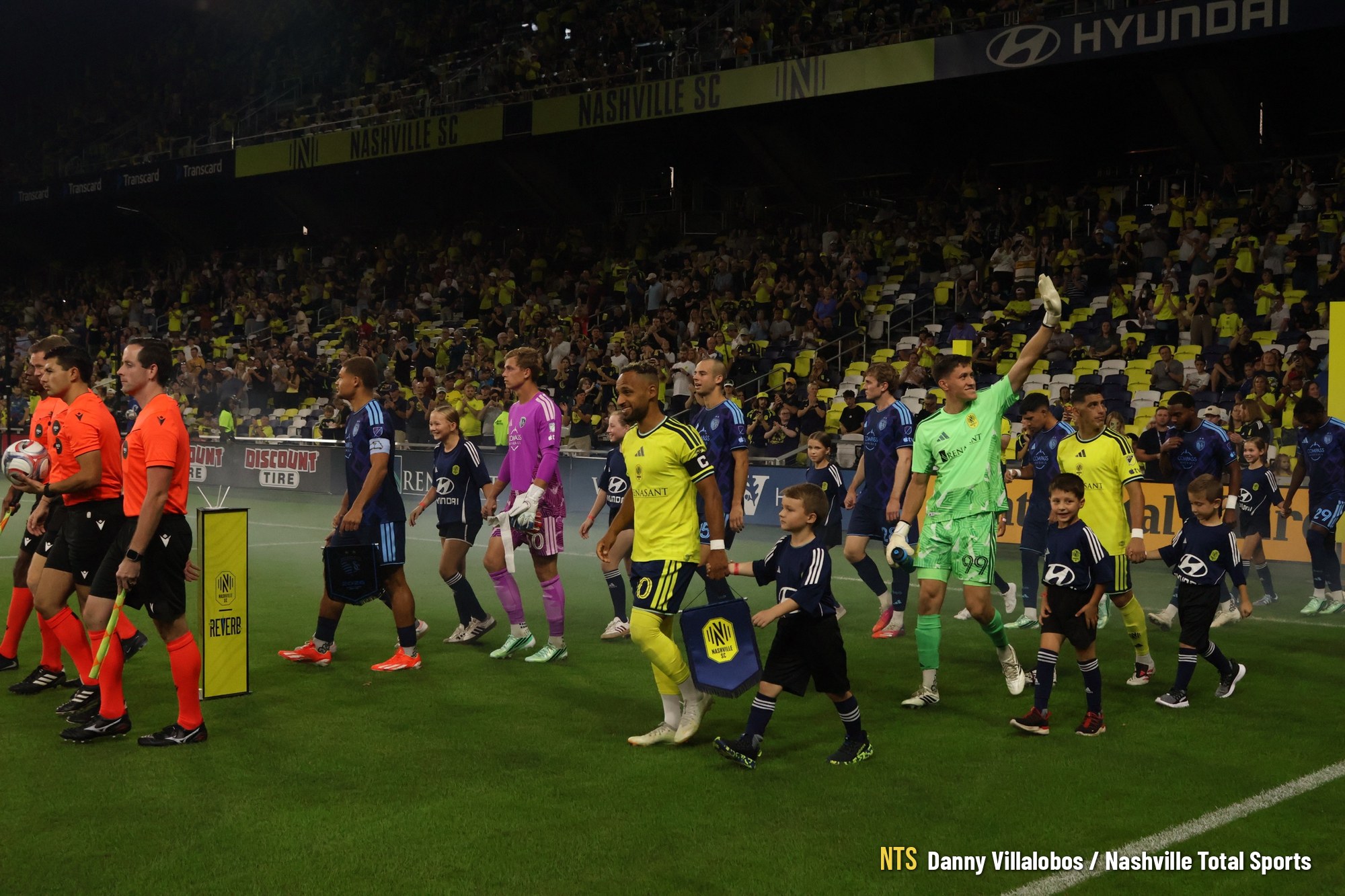 Salida de Nashville SC y Sporting KC a la cancha de GEODIS Park