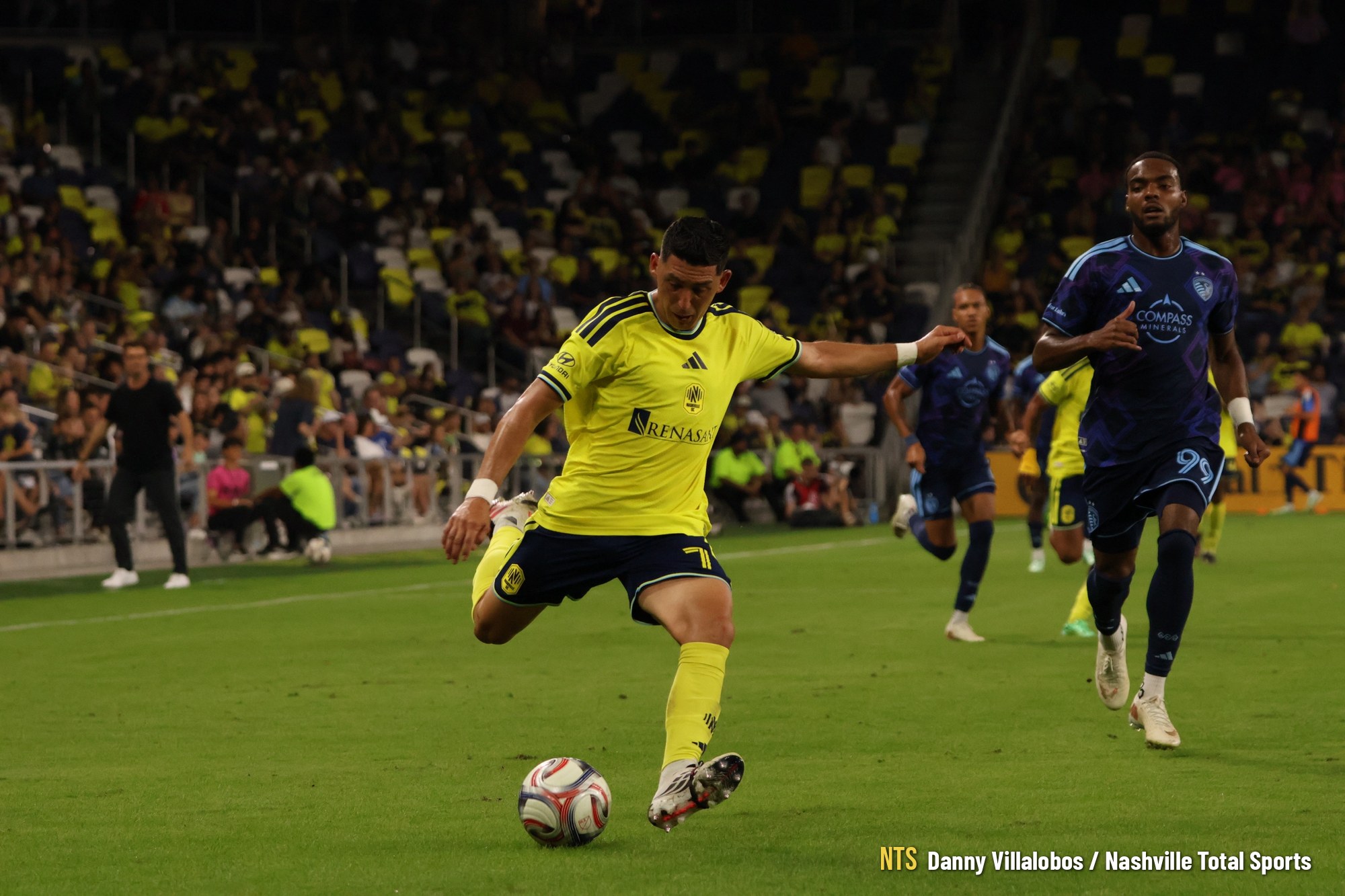 Cristian Espinoza centra ante Sporting KC