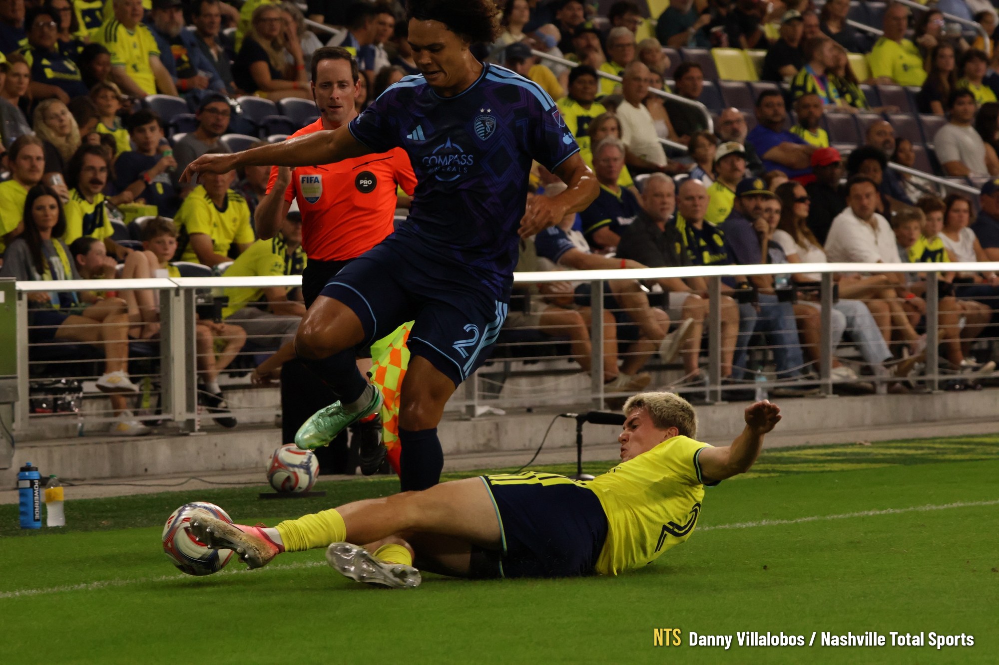 Reed Baker-Whiting barre el balón ante un jugador de Sporting KC