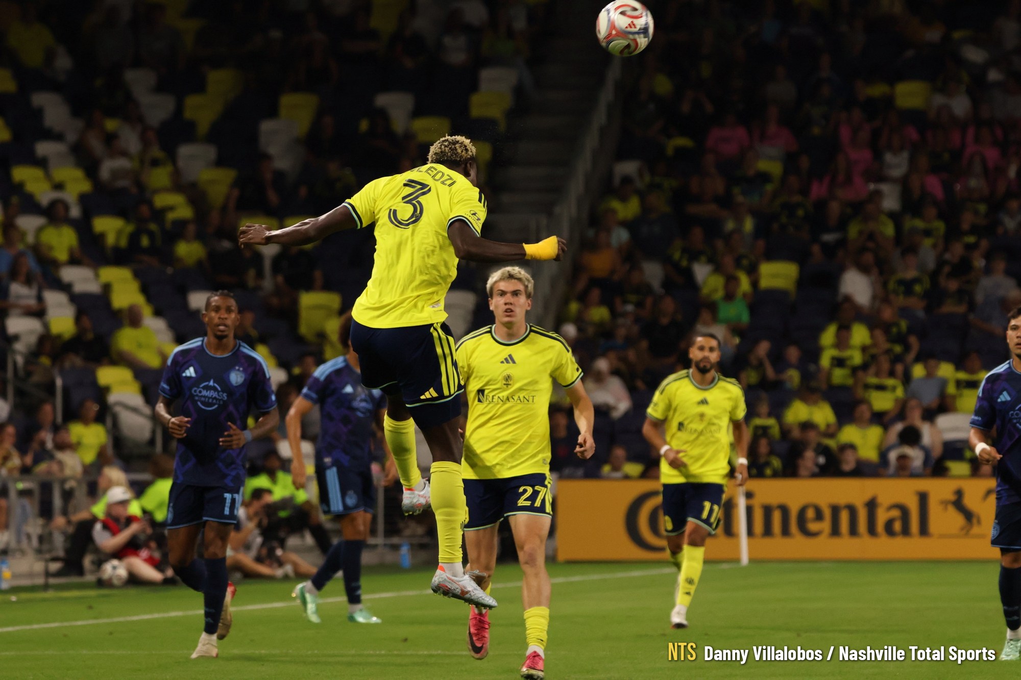 Maxwell Woledzi gana el balón aéreo ante Sporting KC