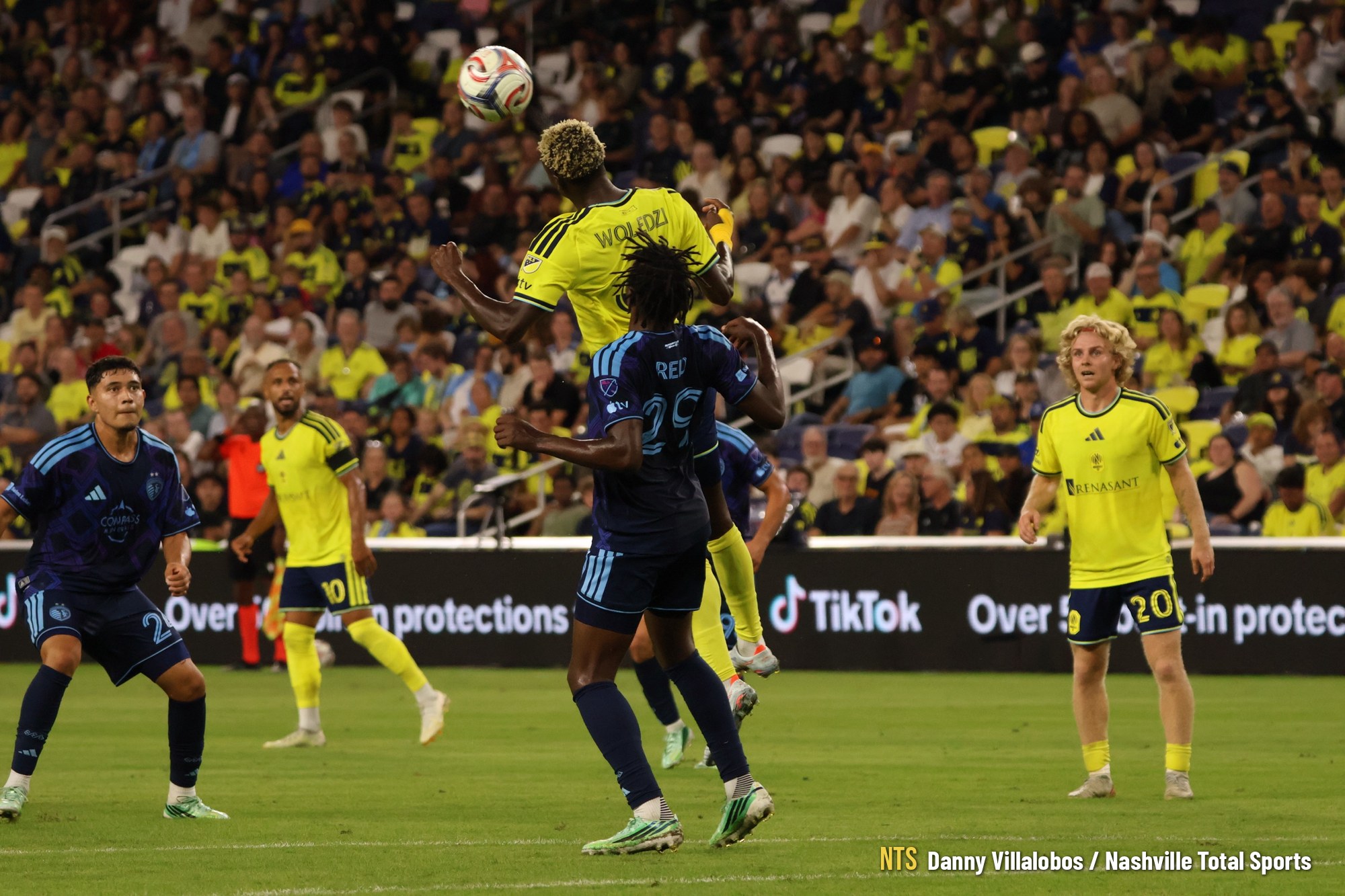 Maxwell Woledzi disputa un balón dividido