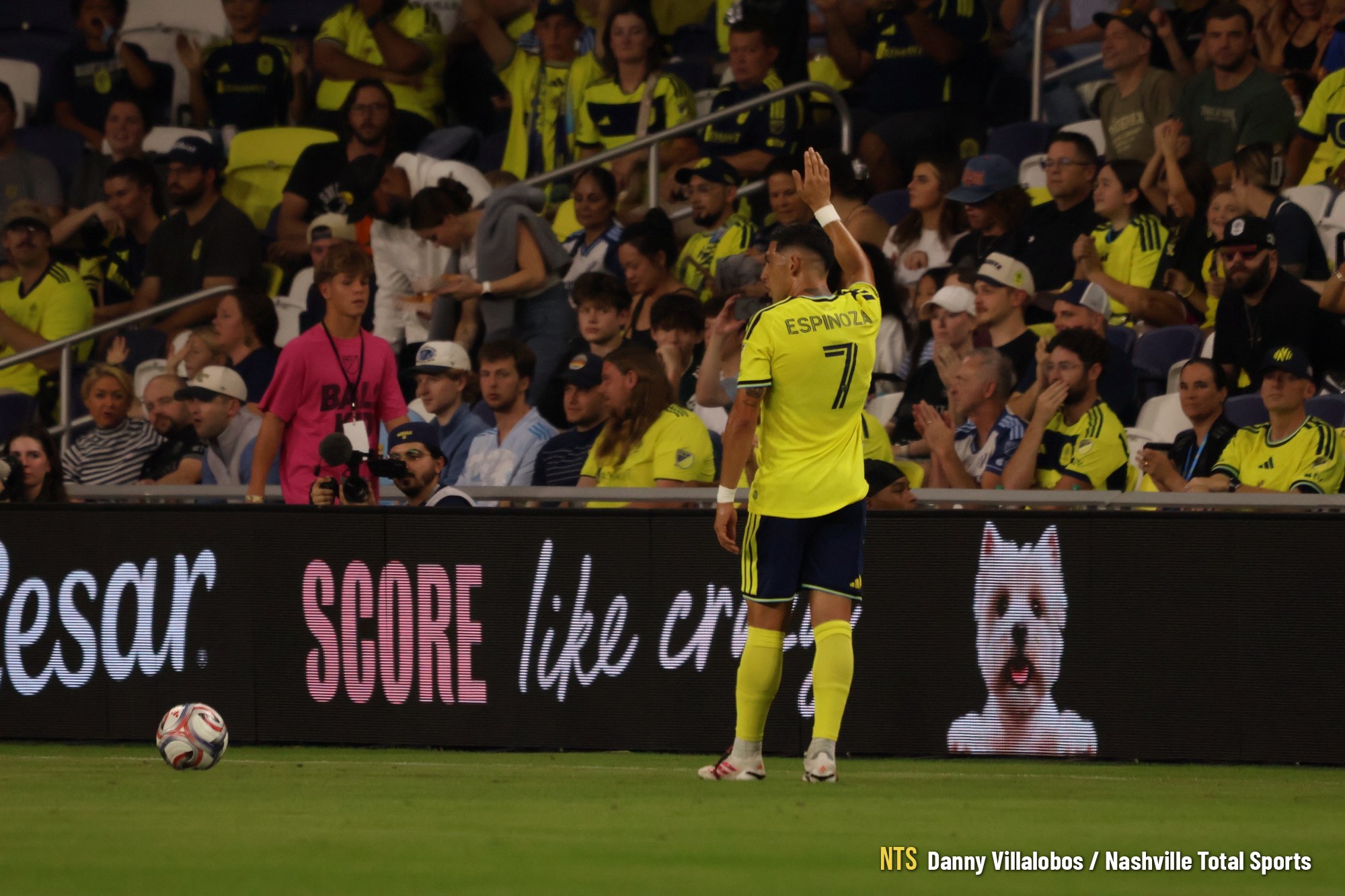 Cristian Espinoza se prepara para cobrar el córner