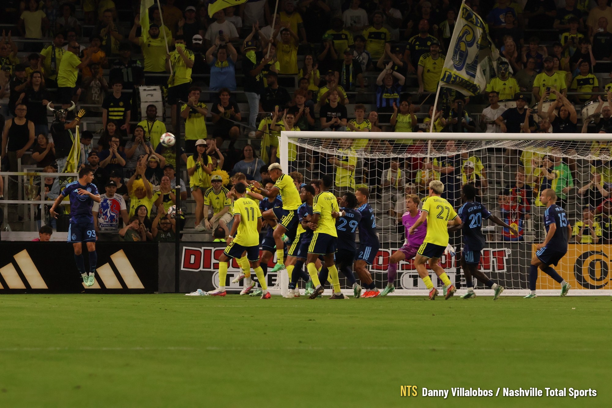 Nashville SC 4-0 Sporting KC: Andy Nájar marca de cabeza el 3-0