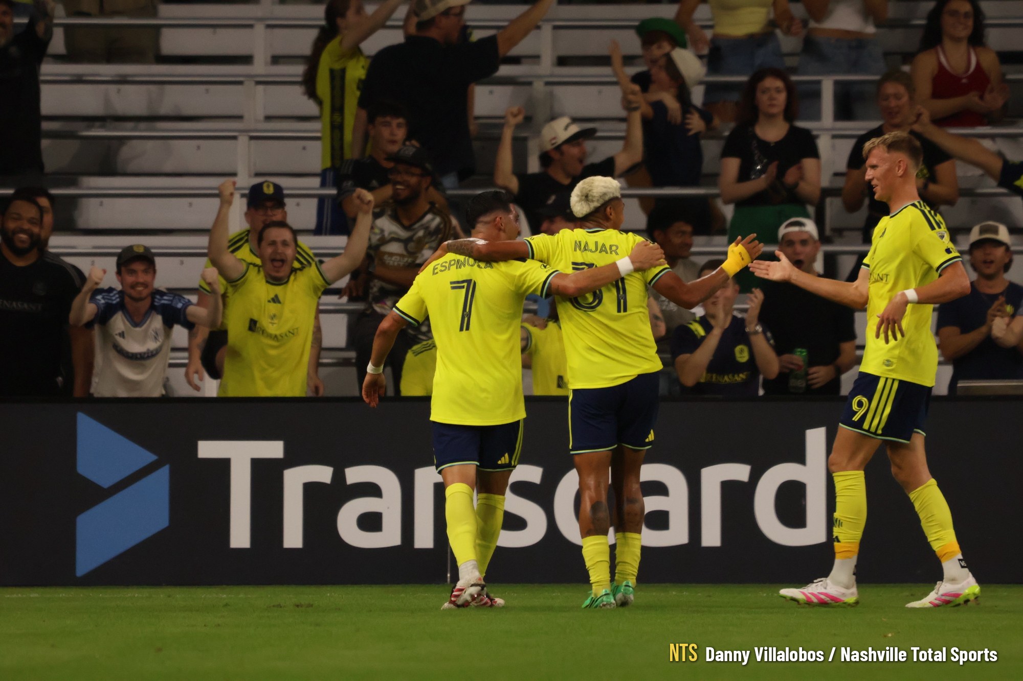 Andy Nájar celebra su gol con sus compañeros