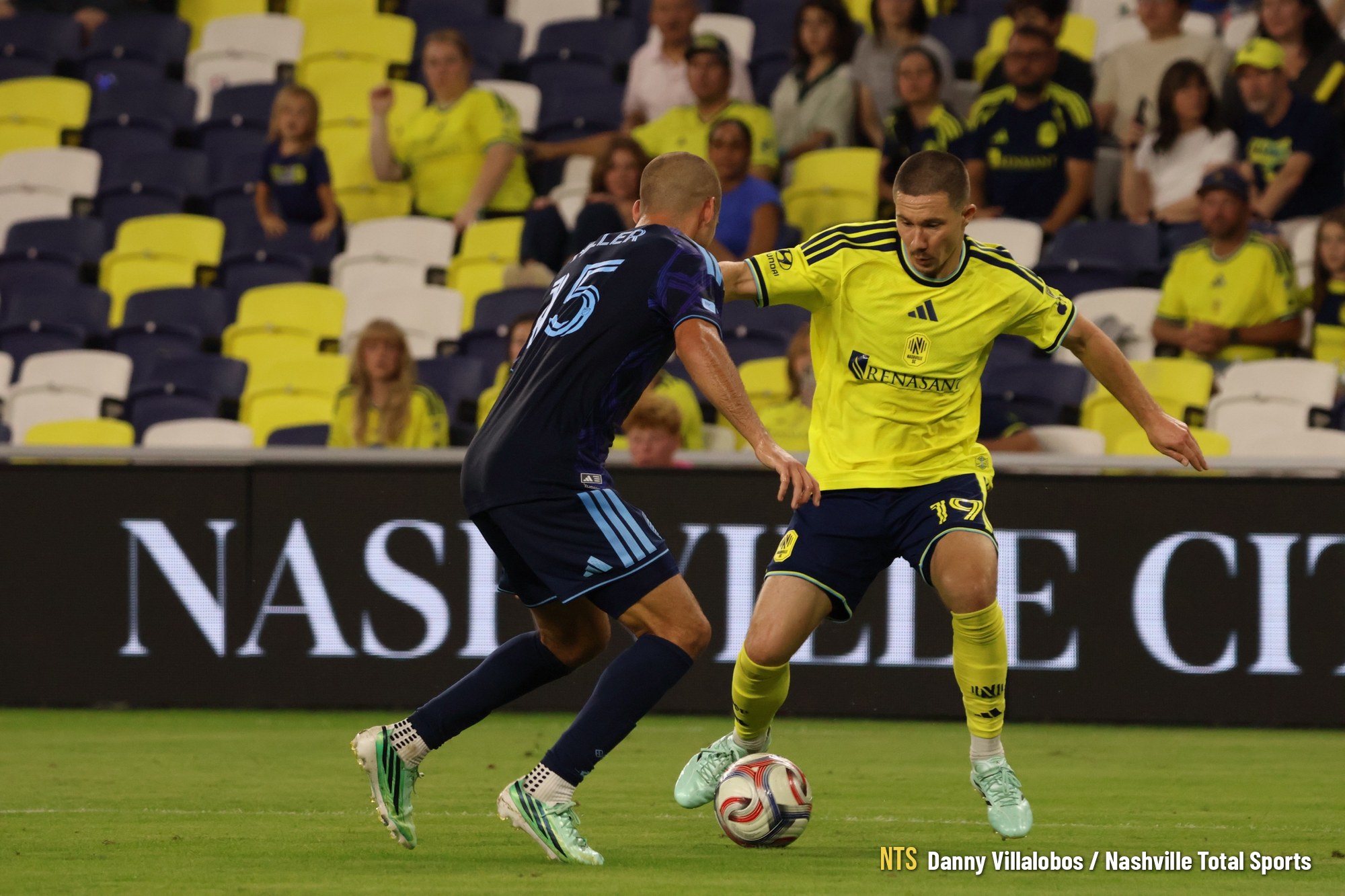 Alex Muyl protege el balón ante Sporting KC