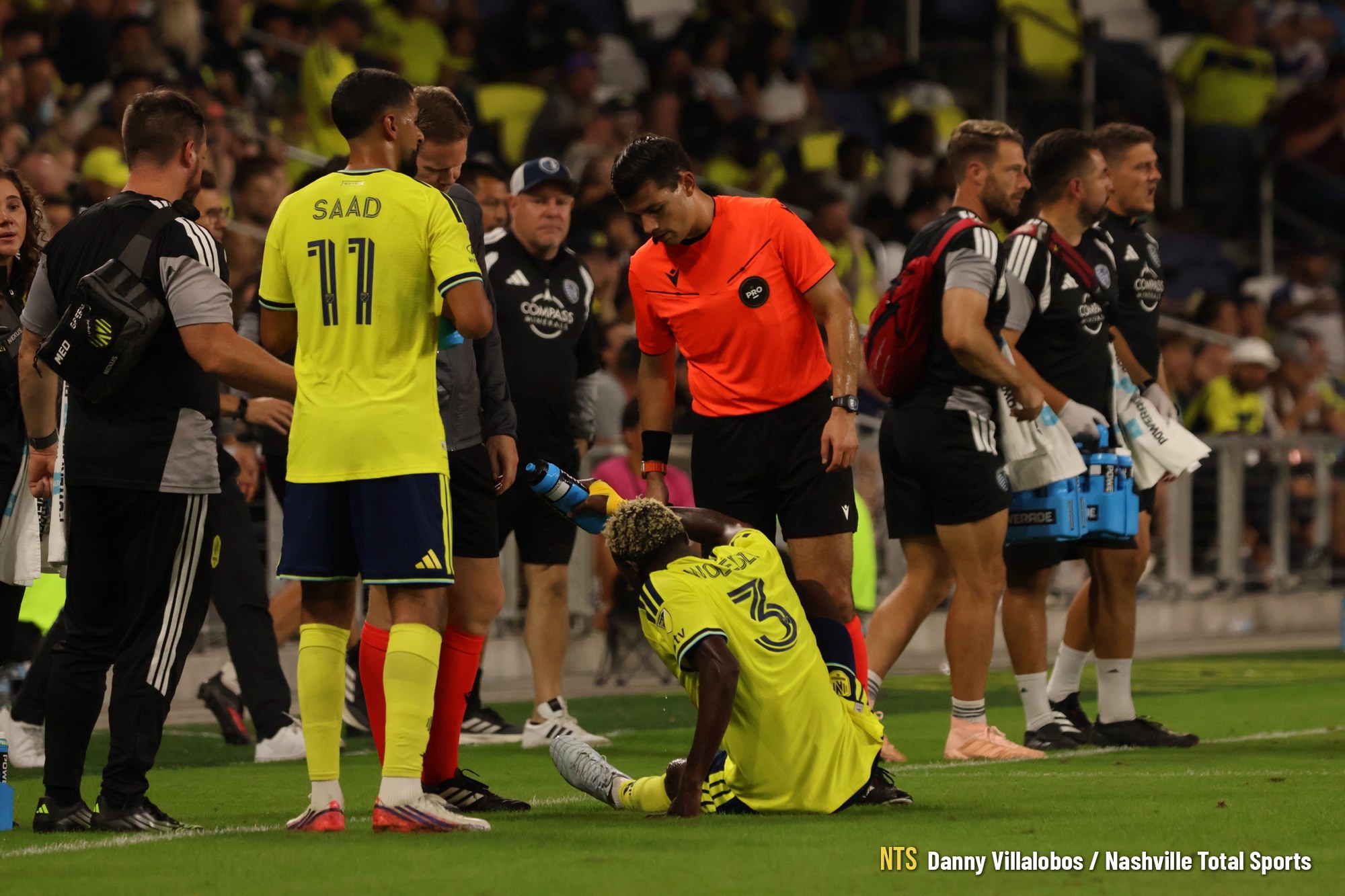Maxwell Woledzi recibe atención en la cancha