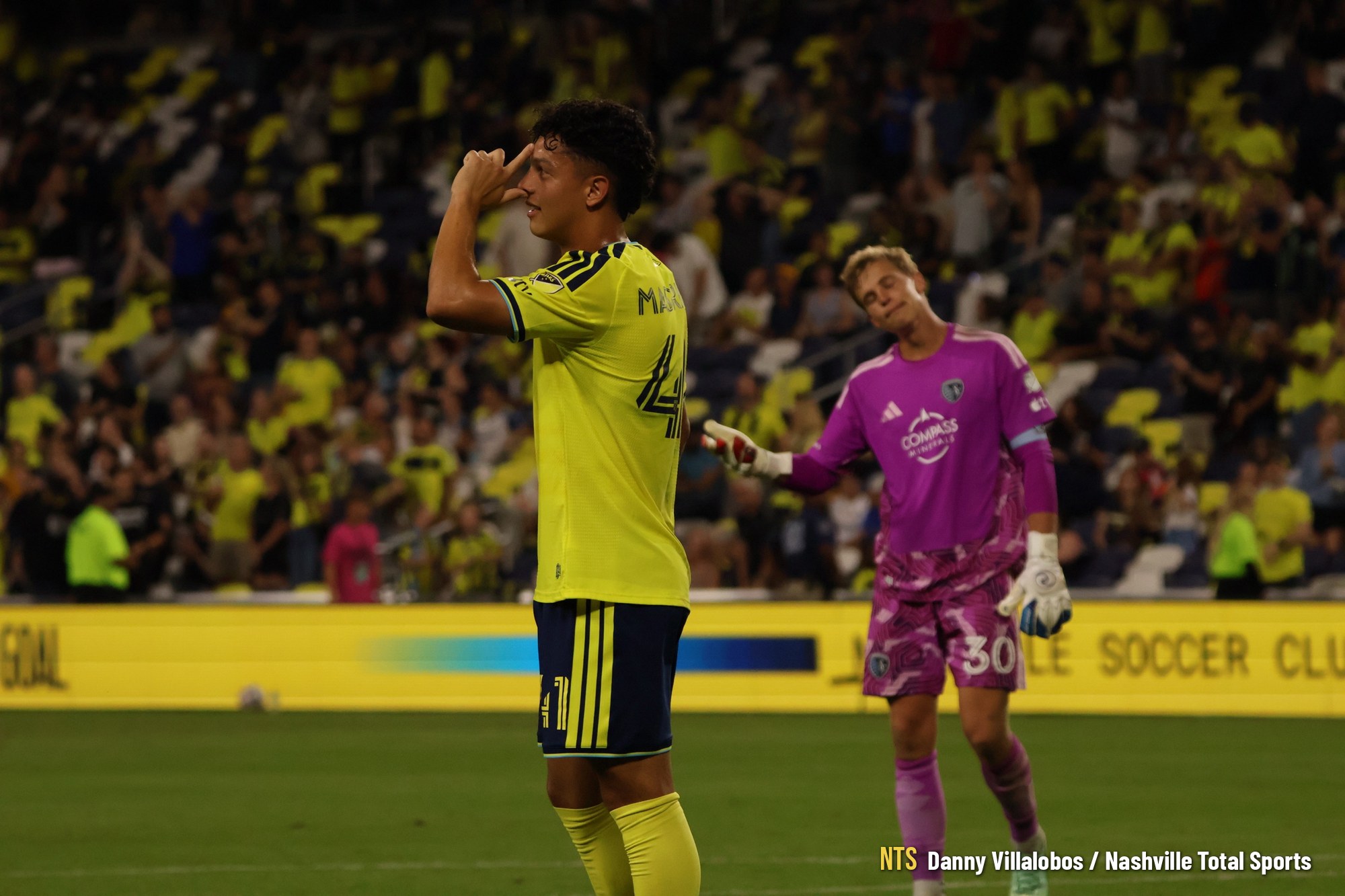 Warren Madrigal festeja su gol de penal