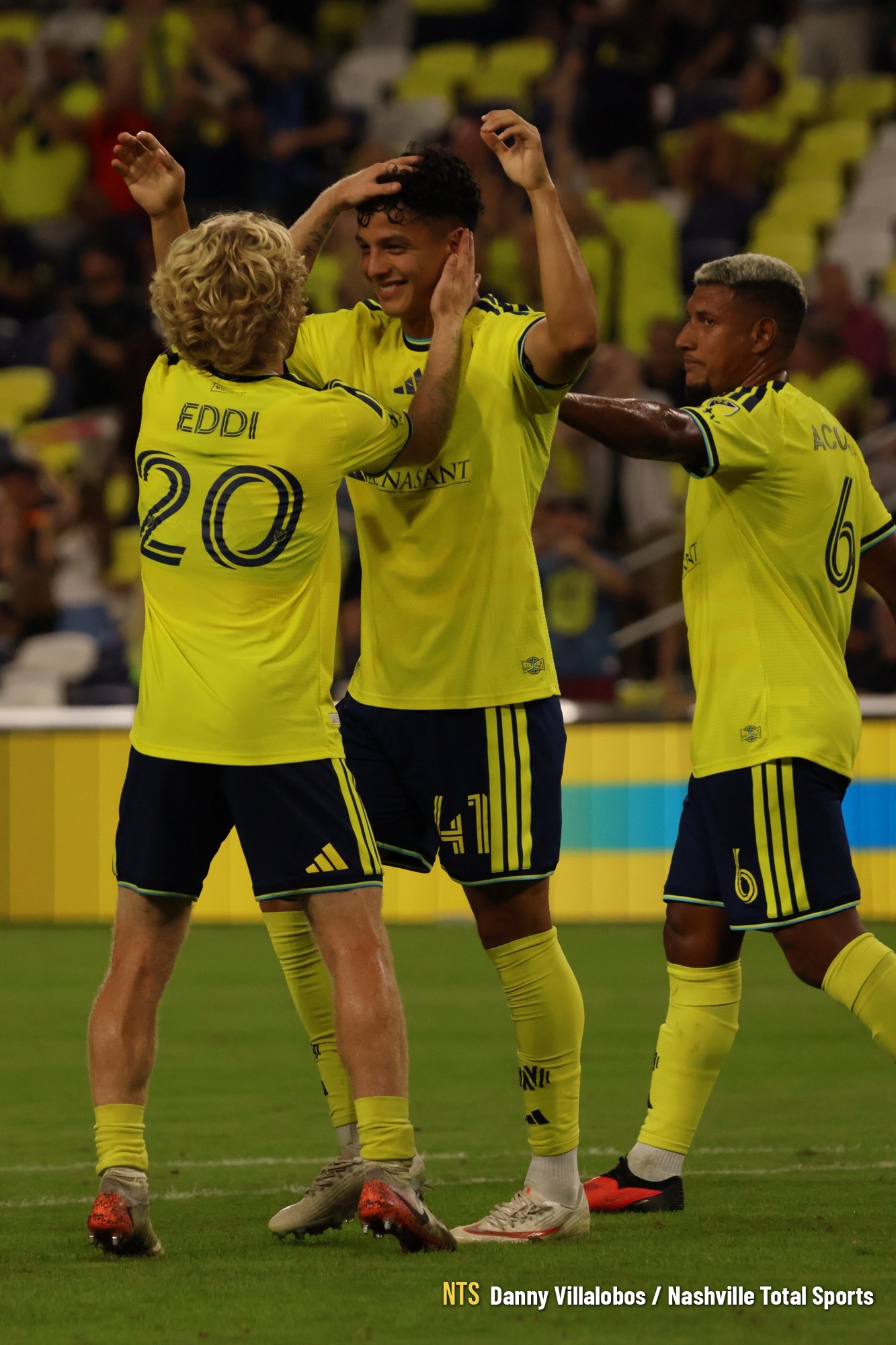 Warren Madrigal celebra con sus compañeros